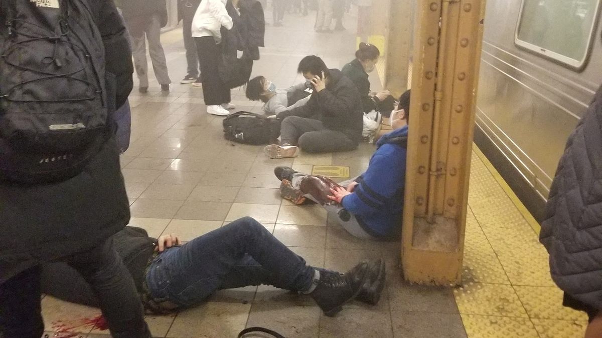Vytáhl sekeru, pak pistoli a střílel, popisují cestující z newyorského metra